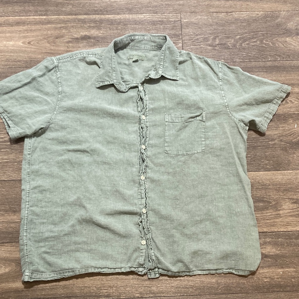 Sun + Stone Men's Casual Short Sleeve Button-Down Shirt in Faded Sage Green